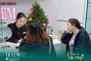 Khách hàng được tư vấn dịch vụ tại Lọ Lem