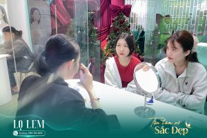 Khách hàng đang được tư vấn dịch vụ tại Lọ Lem