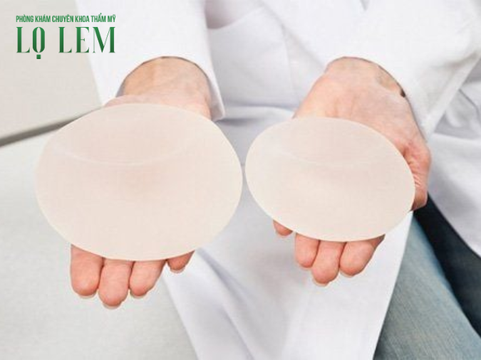 Nguy Cơ Vỡ Túi Ngực Vì Áp Suất Khi Đi Máy Bay Hoặc Lặn