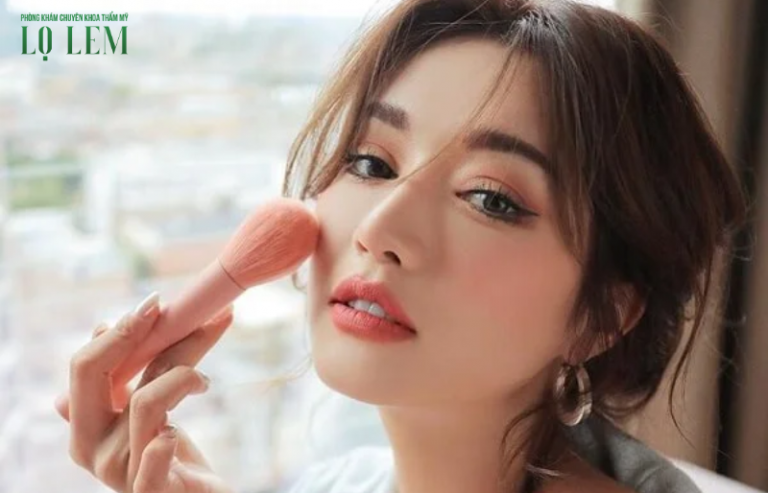 Vì sao sau nâng mũi cần kiêng trang điểm? Cách trang điểm an toàn Vì sao sau nâng mũi cần kiêng trang điểm? Cách trang điểm an toàn